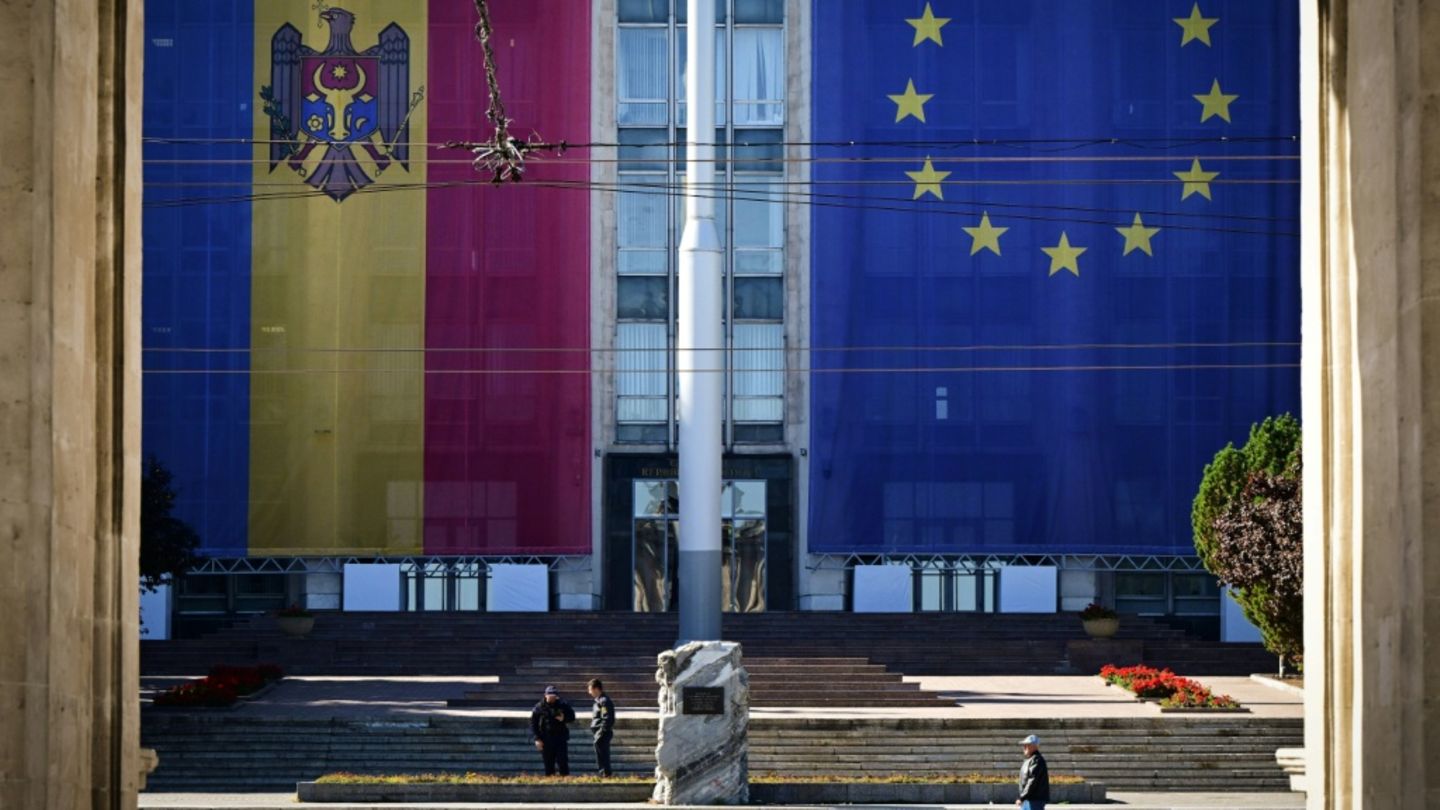 Moldauische und EU-Flagge am Regierungssitz in Chisinau