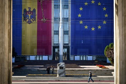 Moldauische und EU-Flagge am Regierungssitz in Chisinau