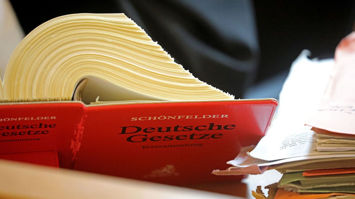 Jurastudenten können sich in Jena inzwischen mit einem Bachelor-Abschluss absichern. (Symbolbild) Foto: Oliver Berg/dpa