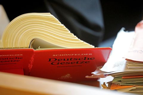 Jurastudenten können sich in Jena inzwischen mit einem Bachelor-Abschluss absichern. (Symbolbild) Foto: Oliver Berg/dpa