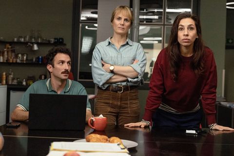 Außerordentliche Videokonferenz mit den Behörden: Das Team um Kommissarin Isabelle Grandjean (Anna Pieri Zuercher) im roten Pull