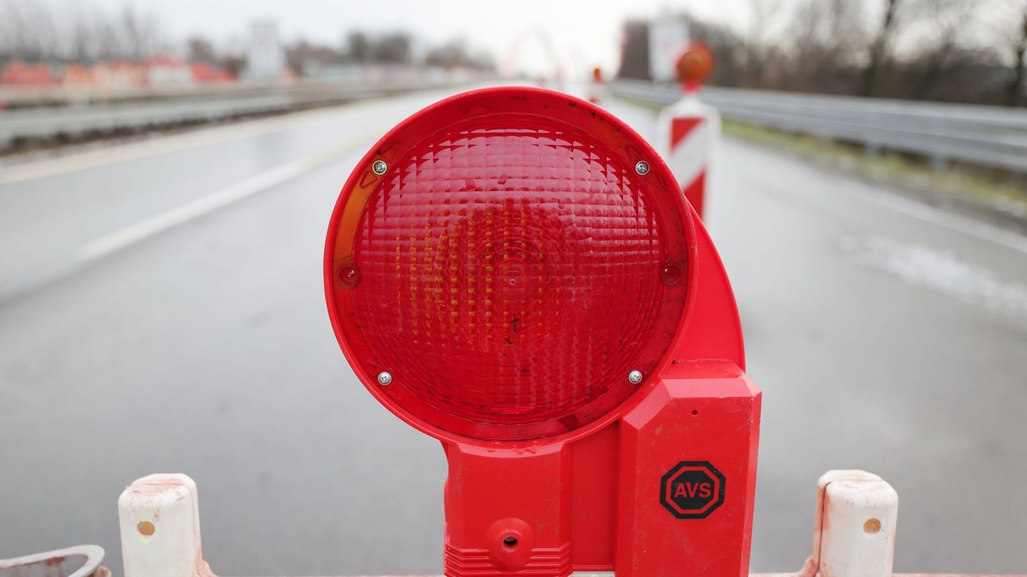Wegen Arbeiten auf der A42 müssen Autofahrer bei Kamp-Lintfort Umwege in Kauf nehmen. (Symbolbild) Foto: David Young/dpa