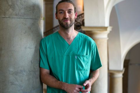 Jasper Iske will mit seinen Videos falsche Versprechen von Influencern entlarven. Foto: Soeren Stache/dpa