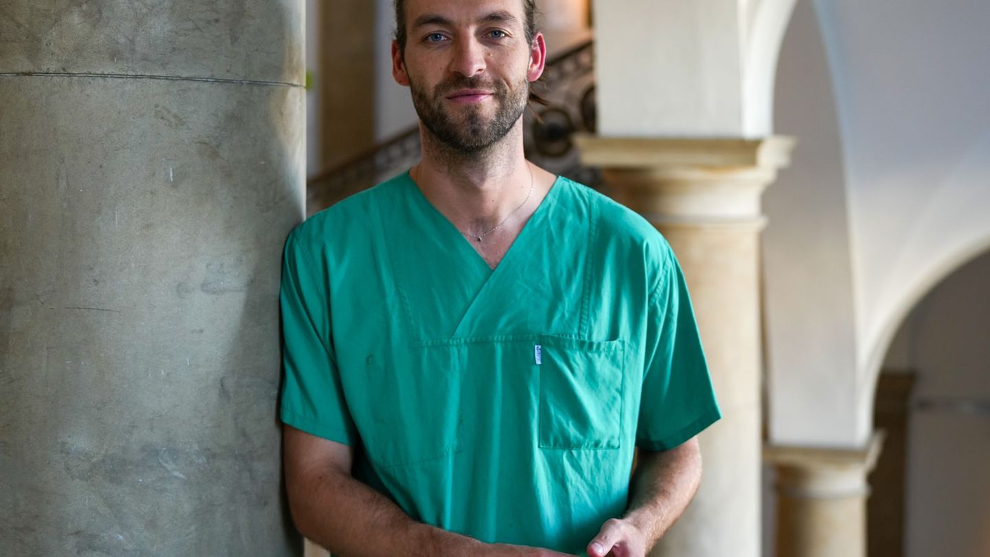 Jasper Iske will mit seinen Videos falsche Versprechen von Influencern entlarven. Foto: Soeren Stache/dpa