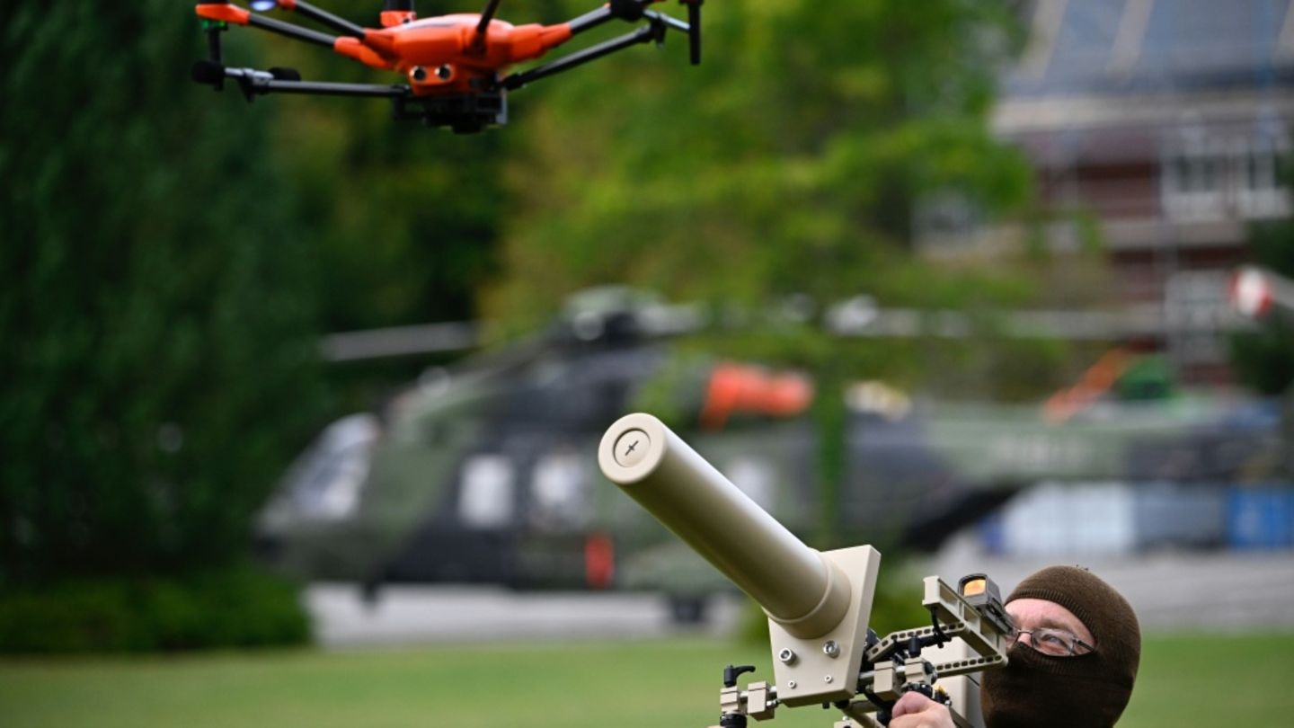 Ein Bundeswehrsoldat mit Drohne