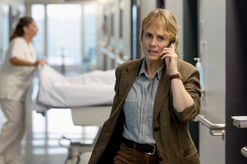 "Tatort: Kammerflimmern": Kommissarin Grandjean (Anna Pieri Zuercher) telefoniert besorgt aus dem Spital.
