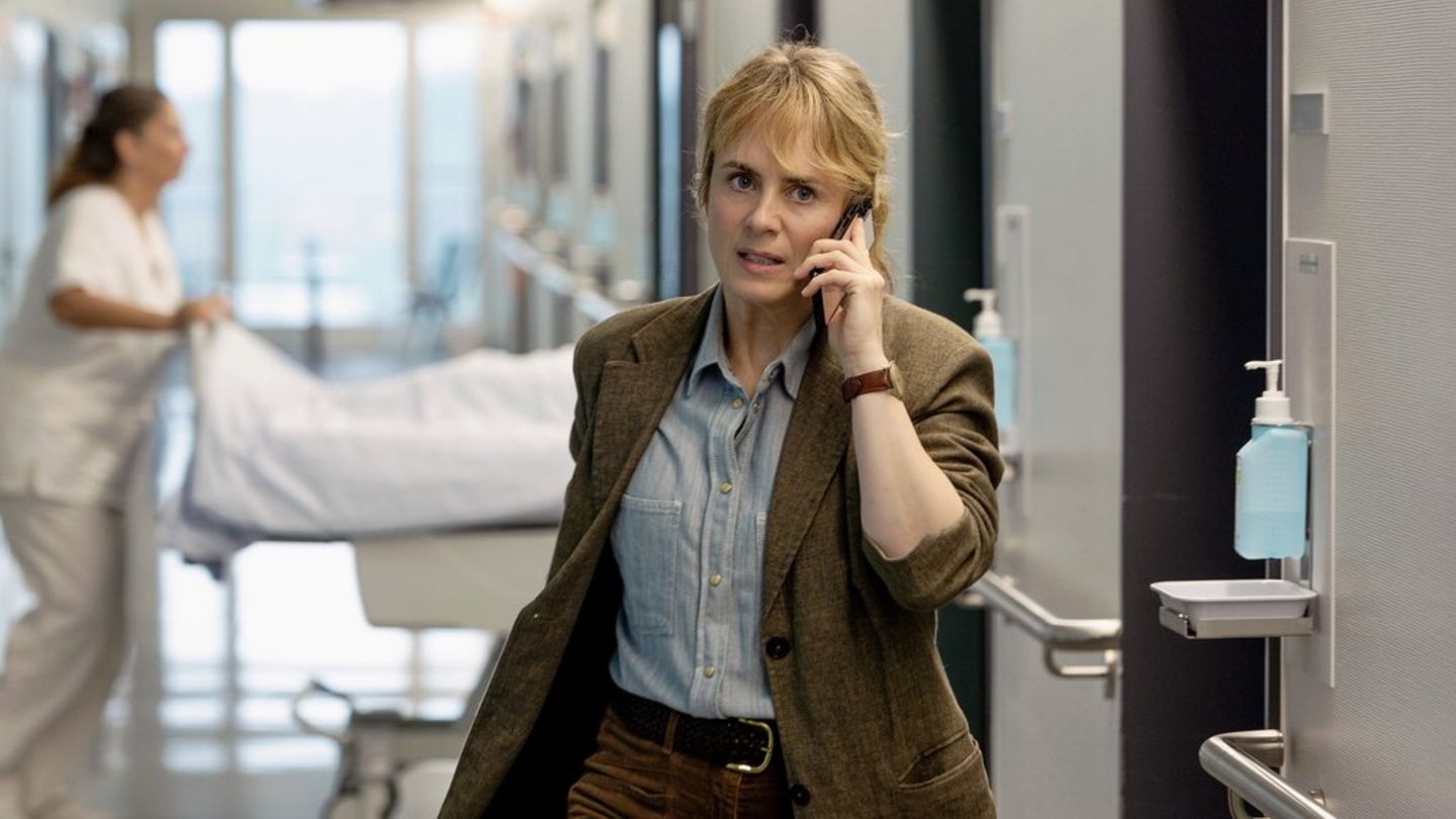 "Tatort: Kammerflimmern": Kommissarin Grandjean (Anna Pieri Zuercher) telefoniert besorgt aus dem Spital.
