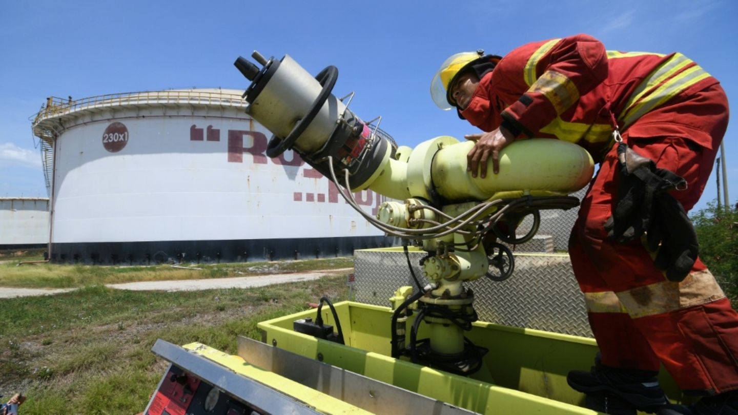 Ein Feuerwehrmann in Venezuela bei den Militärübungen