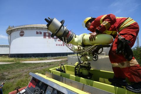 Ein Feuerwehrmann in Venezuela bei den Militärübungen