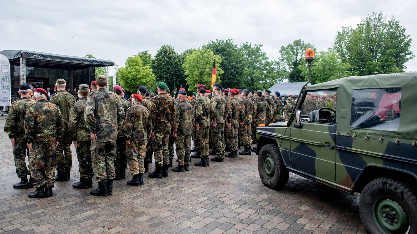"Es wird Zeit, auf die Soldatinnen und Soldaten der NVA zurückzugreifen, die sich freiwillig zum Schutz unserer Freiheit melden"