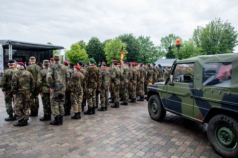 "Es wird Zeit, auf die Soldatinnen und Soldaten der NVA zurückzugreifen, die sich freiwillig zum Schutz unserer Freiheit melden"