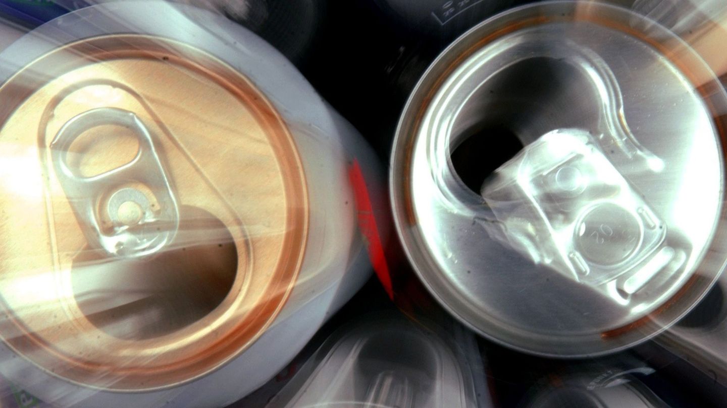 Die Energy Drinks werden in Dosen verkauft. (Symbolbild) Foto: Jens Büttner/dpa/dpa-tmn