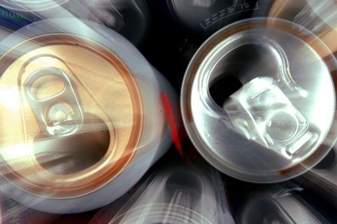 Die Energy Drinks werden in Dosen verkauft. (Symbolbild) Foto: Jens Büttner/dpa/dpa-tmn