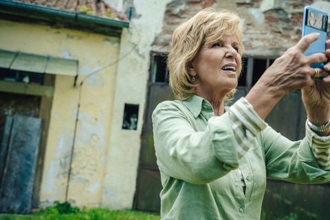 "Petra geht baden": Eigentlich bittet ihr Ehemann um Handyverzicht auf dem Camping-Trip, aber Petra (Ulrike Kriener) sucht hei