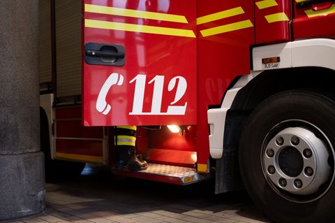 Die Feuerwehr rückte aus, um ein brennendes Auto zu löschen. (Symbolbild) Foto: Niklas Treppner/dpa