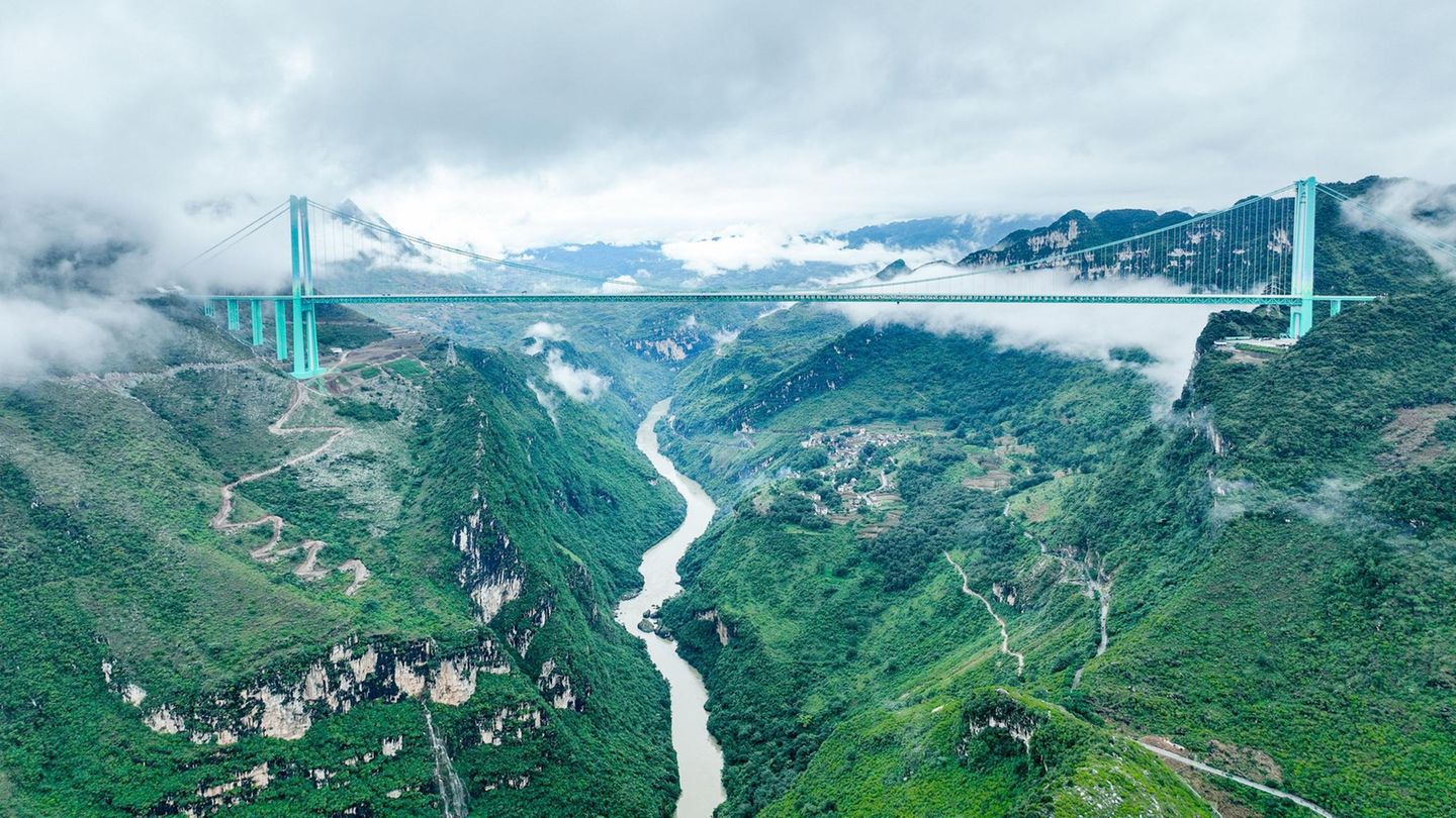 China, Guizhou. Sie ist 625 Meter hoch und damit die höchste Brücke der Welt. Die jetzt freigegebene Huajiang Grand Canyon Bridge verkürzt die Fahrtzeit durch die Huajiang-Schlucht von zwei Stunden auf wenige Minuten
