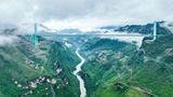 China, Guizhou. Sie ist 625 Meter hoch und damit die höchste Brücke der Welt. Die jetzt freigegebene Huajiang Grand Canyon Bridge verkürzt die Fahrtzeit durch die Huajiang-Schlucht von zwei Stunden auf wenige Minuten
