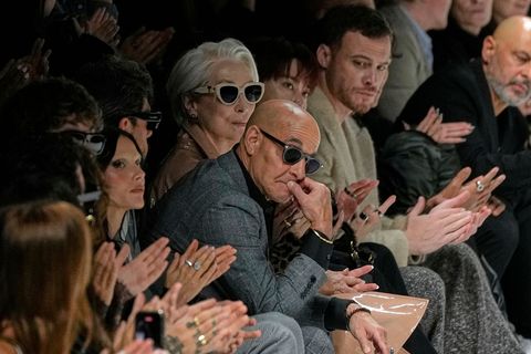 Meryl Streep taucht in Mailand bei der Schau von Dolce & Gabbana auf, mit Stanley Tucci (ebenfalls mit Sonnenbrille) an ihrer Se
