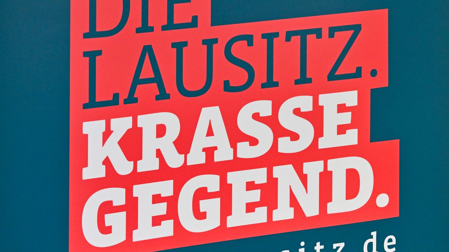Mit dem Slogan als neue Beschriftung soll ab 6. Oktober ein Regionalexpress von Dessau über Berlin nach Senftenberg rollen. (Sym