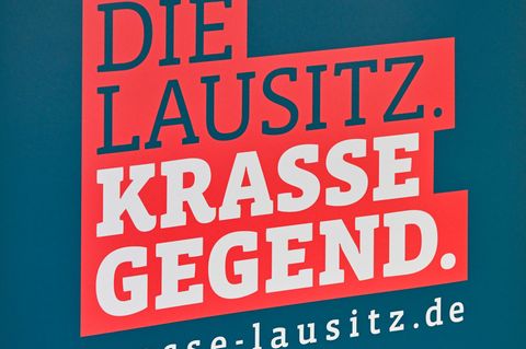 Mit dem Slogan als neue Beschriftung soll ab 6. Oktober ein Regionalexpress von Dessau über Berlin nach Senftenberg rollen. (Sym