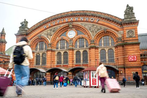 Bei Kontrollen am Wochenende stellte die Polizei rund um den Bremer Hauptbahnhof Waffen, Drogen und Bargeld sicher. (Symbolbild)