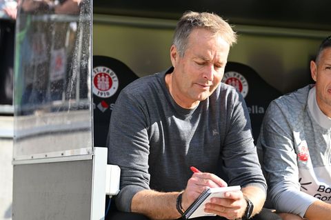 Hatte sich im Spiel beim FC St. Pauli viel zu notieren: Bayer-Trainer Kasper Hjulmand. Foto: Carmen Jaspersen/dpa