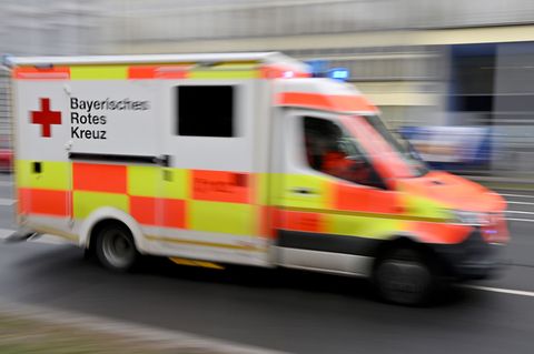 Rettungskräfte brachten die Frau noch ins Krankenhaus, wo sie wenig später starb. (Symbolbild) Foto: Peter Kneffel/dpa