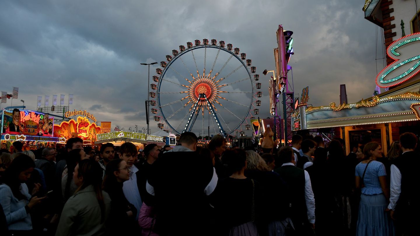 Das wechselhafte Wetter der vergangenen Tage überschattet die Wiesn nicht. (Archivbild) Foto: Felix Hörhager/dpa