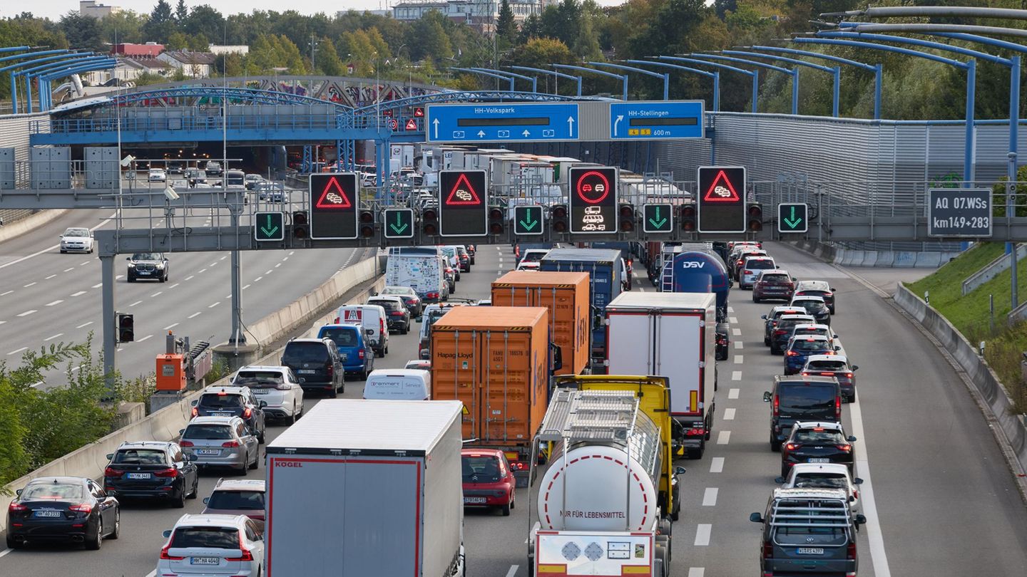 Wegen Bauarbeiten ist der Elbtunnel gesperrt, der Verkehr Richtung Süden muss die A7 in Hamburg-Stellingen verlassen und der Ric