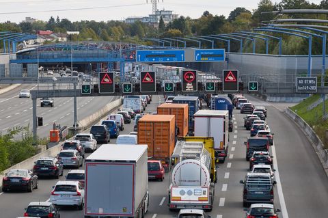 Wegen Bauarbeiten ist der Elbtunnel gesperrt, der Verkehr Richtung Süden muss die A7 in Hamburg-Stellingen verlassen und der Ric
