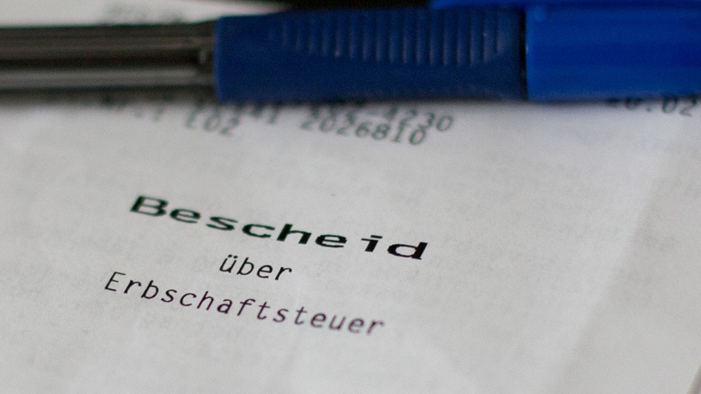 Oft keine willkommene Post vom Finanzamt: ein Bescheid über die Erbschaftsteuer. (Symbolbild) Foto: Wolfram Kastl/dpa