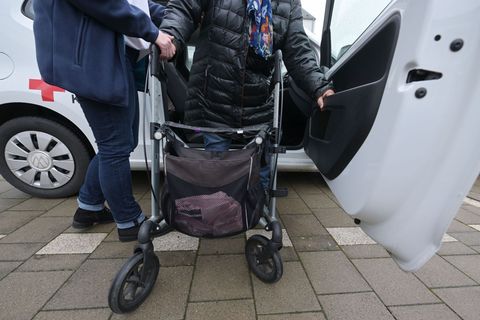 Die Einstufung in verschiedene Pflegegrade entscheidet über die Höhe der Unterstützung durch die Pflegeversicherung. (Illustrati