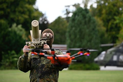 Bundeswehrsoldat mit HP 47 Störsender zur Drohnenabwehr