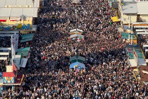 Weder vor noch zurück: Zeitweise war die Wiesn komplett dicht (Archivbild). Foto: Peter Kneffel/dpa