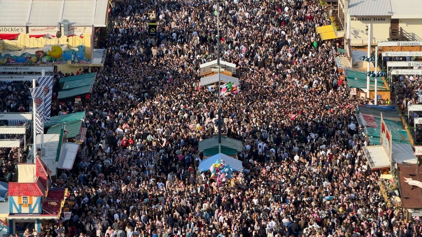 Weder vor noch zurück: Zeitweise war die Wiesn komplett dicht (Archivbild). Foto: Peter Kneffel/dpa