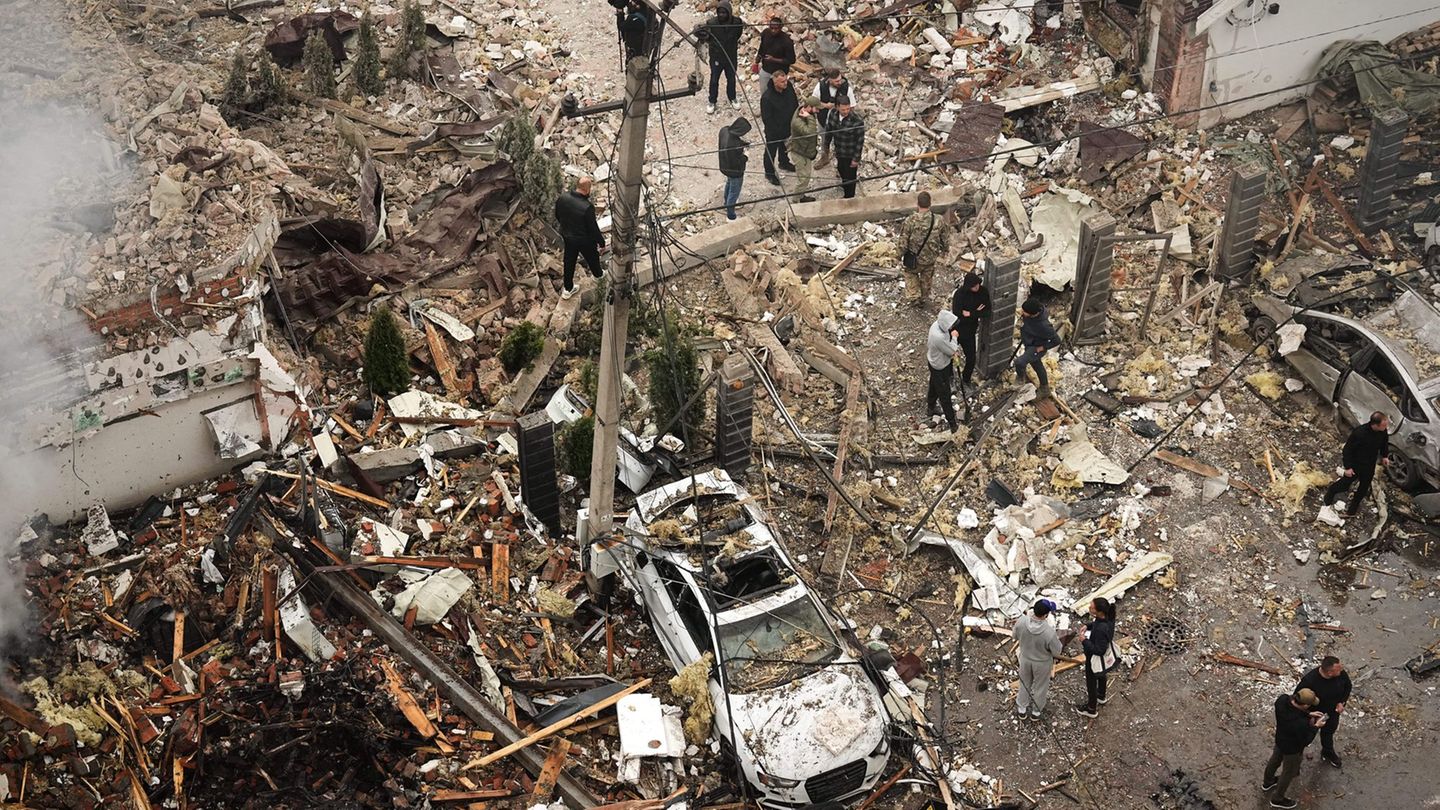 Kiew war eines der Ziele der russischen Angriffe in der Nacht und in den Morgenstunden. Foto: Efrem Lukatsky/AP/dpa