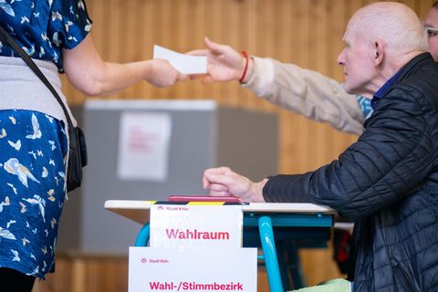Eine Wahlhelferin gibt einen Stimmzettel aus. Landesweit fällt die Wahlbeteiligung unterschiedlich aus. Foto: Benjamin Westhoff/