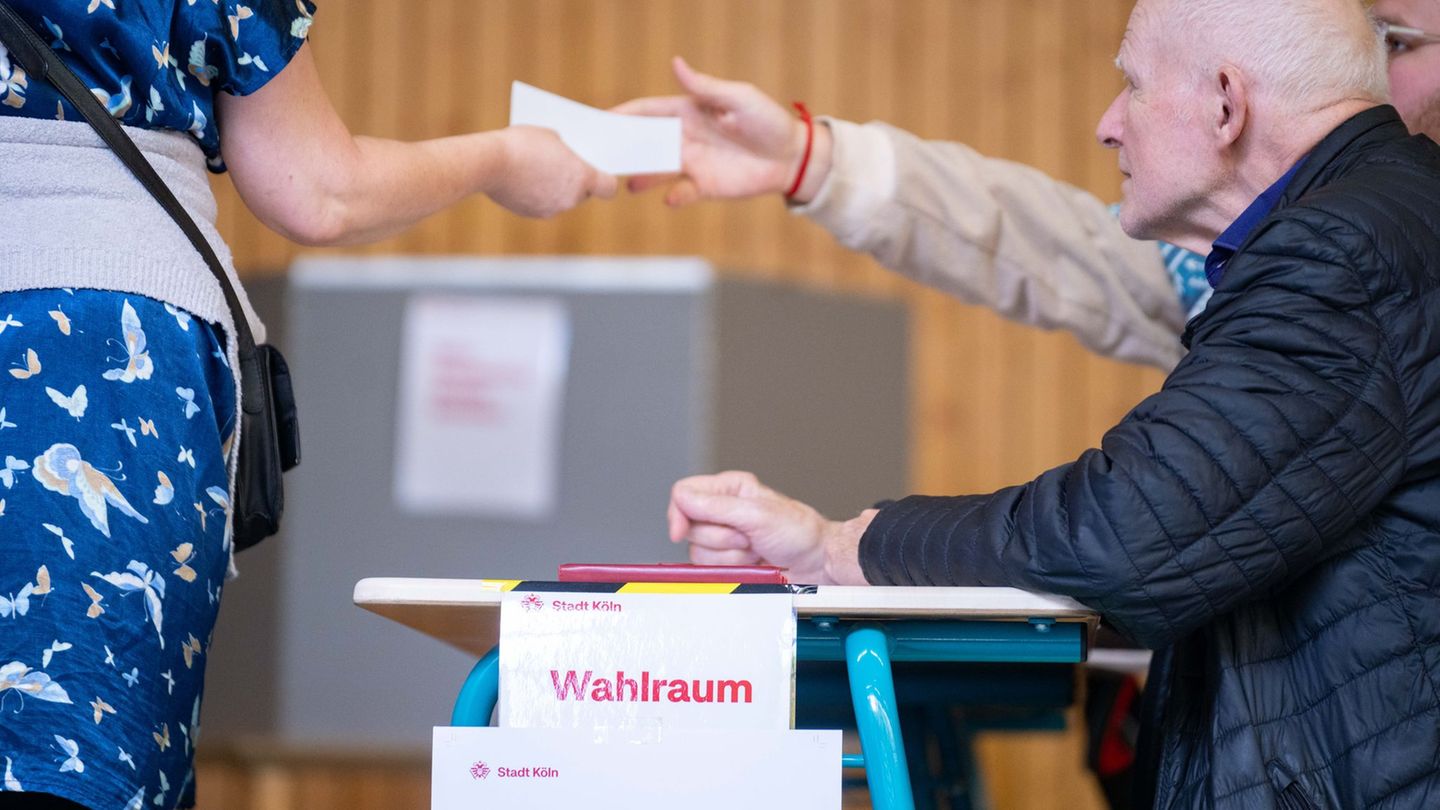 Eine Wahlhelferin gibt einen Stimmzettel aus. Landesweit fällt die Wahlbeteiligung unterschiedlich aus. Foto: Benjamin Westhoff/