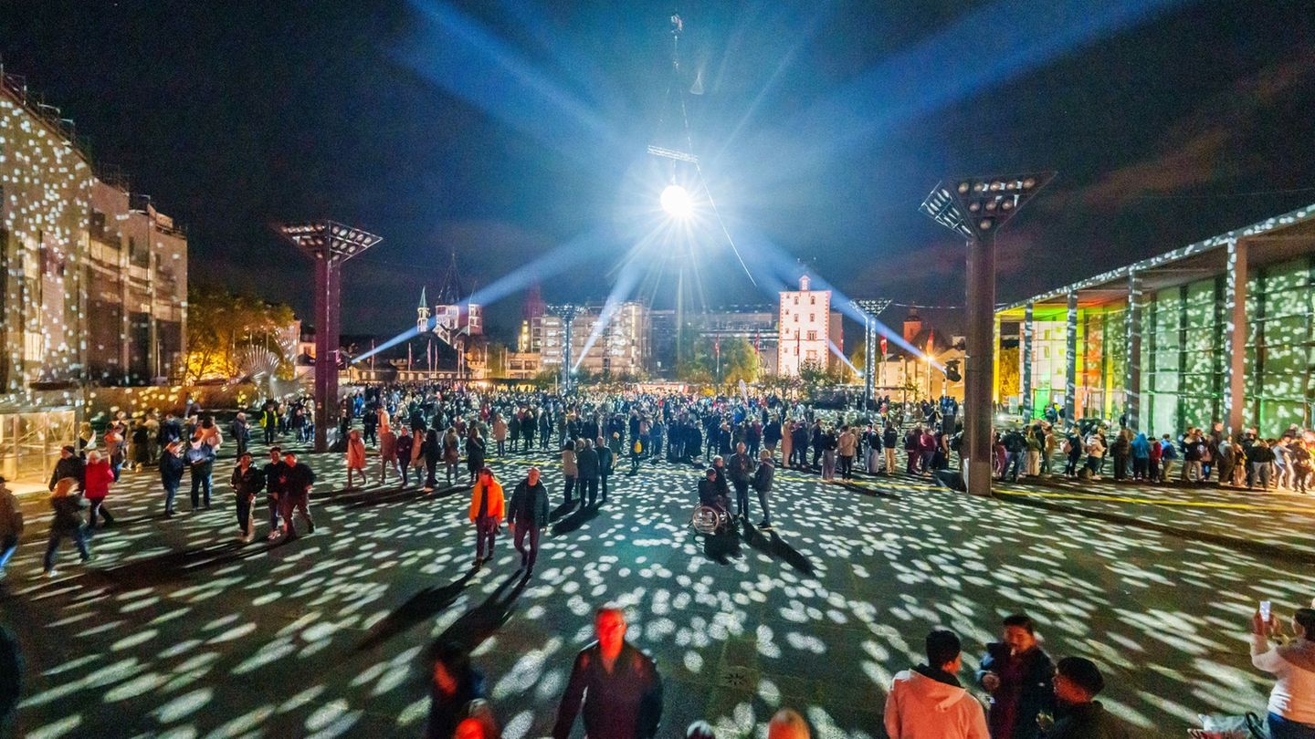 Auch zur dritten Ausgabe von "Mainz leuchtet" kamen wieder Tausende Besucherinnen und Besucher in die Landeshauptstadt. (Archivb