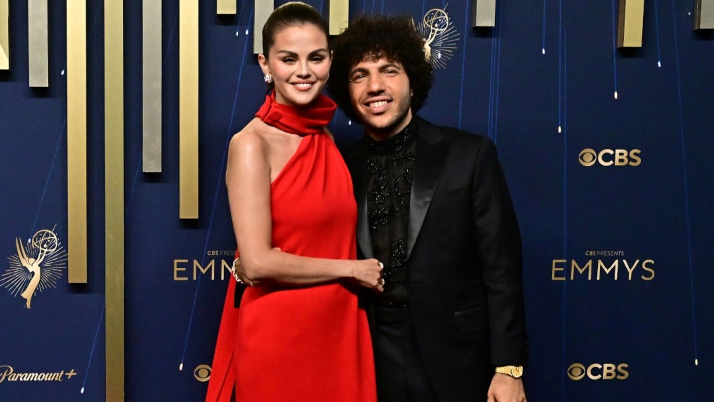 Selena Gomez und Benny Blanco bei den Emmy Awards im Dezember 2024 Selena Gomez und Benny Blanco bei den Emmy Awards im Dezember 2024