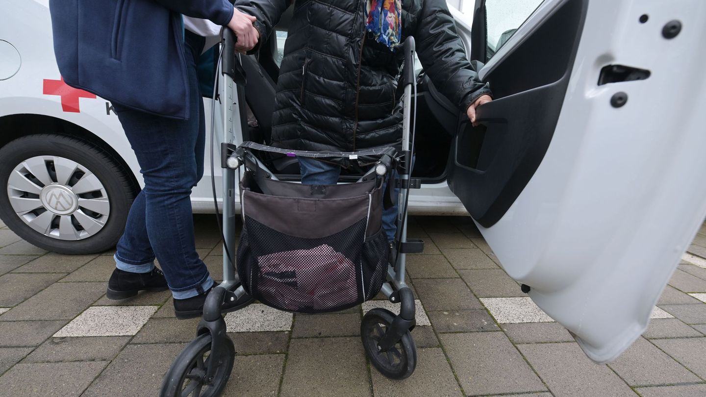 Die Einstufung in verschiedene Pflegegrade entscheidet über die Höhe der Unterstützung durch die Pflegeversicherung. (Illustrati