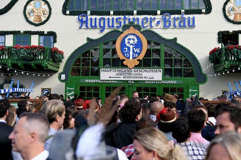Nicht nur die Bierzelte, auch das gesamte Gelände war zeitweise überfüllt (Archivbild). Foto: Felix Hörhager/dpa