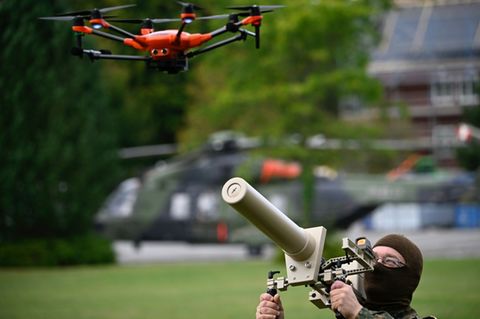 Ein Bundeswehrsoldat mit Drohne