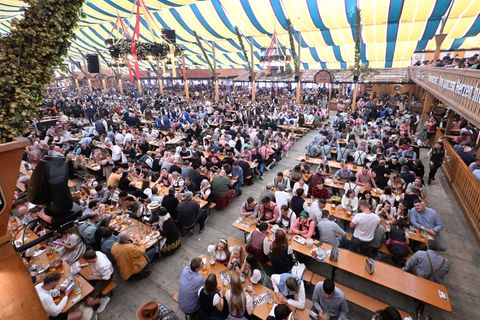 Auf das Cannstatter Volksfest kamen am ersten Wochenende den Veranstaltern zufolge rund 800.000 Menschen. Foto: Bernd Weißbrod/d