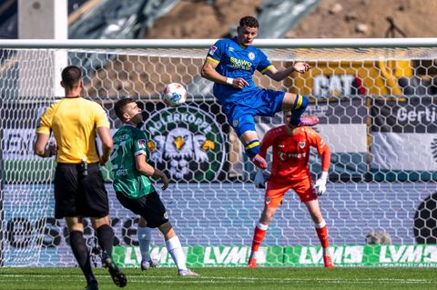 Kampf um jeden Ball im Duell Münster gegen Braunschweig. Foto: David Inderlied/dpa