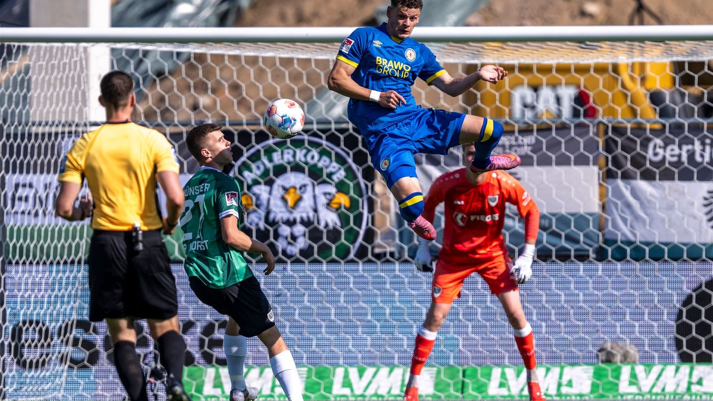 Kampf um jeden Ball im Duell Münster gegen Braunschweig. Foto: David Inderlied/dpa