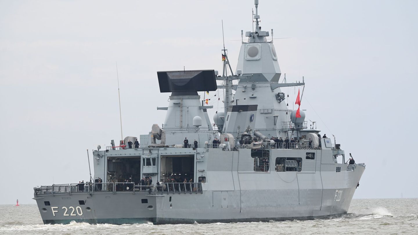 Die Fregatte "Hamburg" ist im Rahmen einer Nato-Mission unterwegs. Foto: Lars Penning/dpa