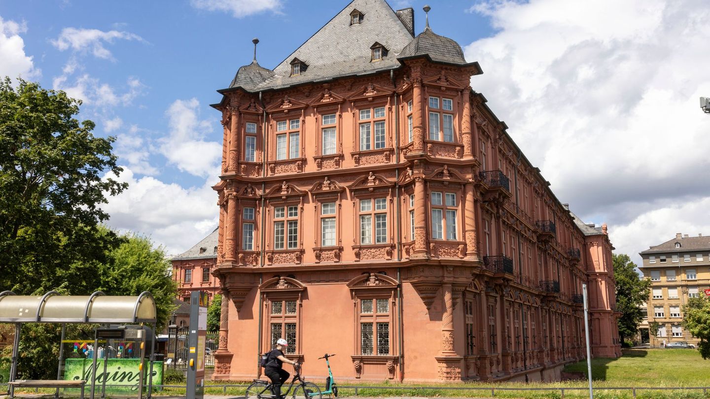 Geschichtsträchtiger Ort: Das Kurfürstliche Schloss in Mainz nahe dem Rhein. (Archivbild) Foto: Helmut Fricke/dpa