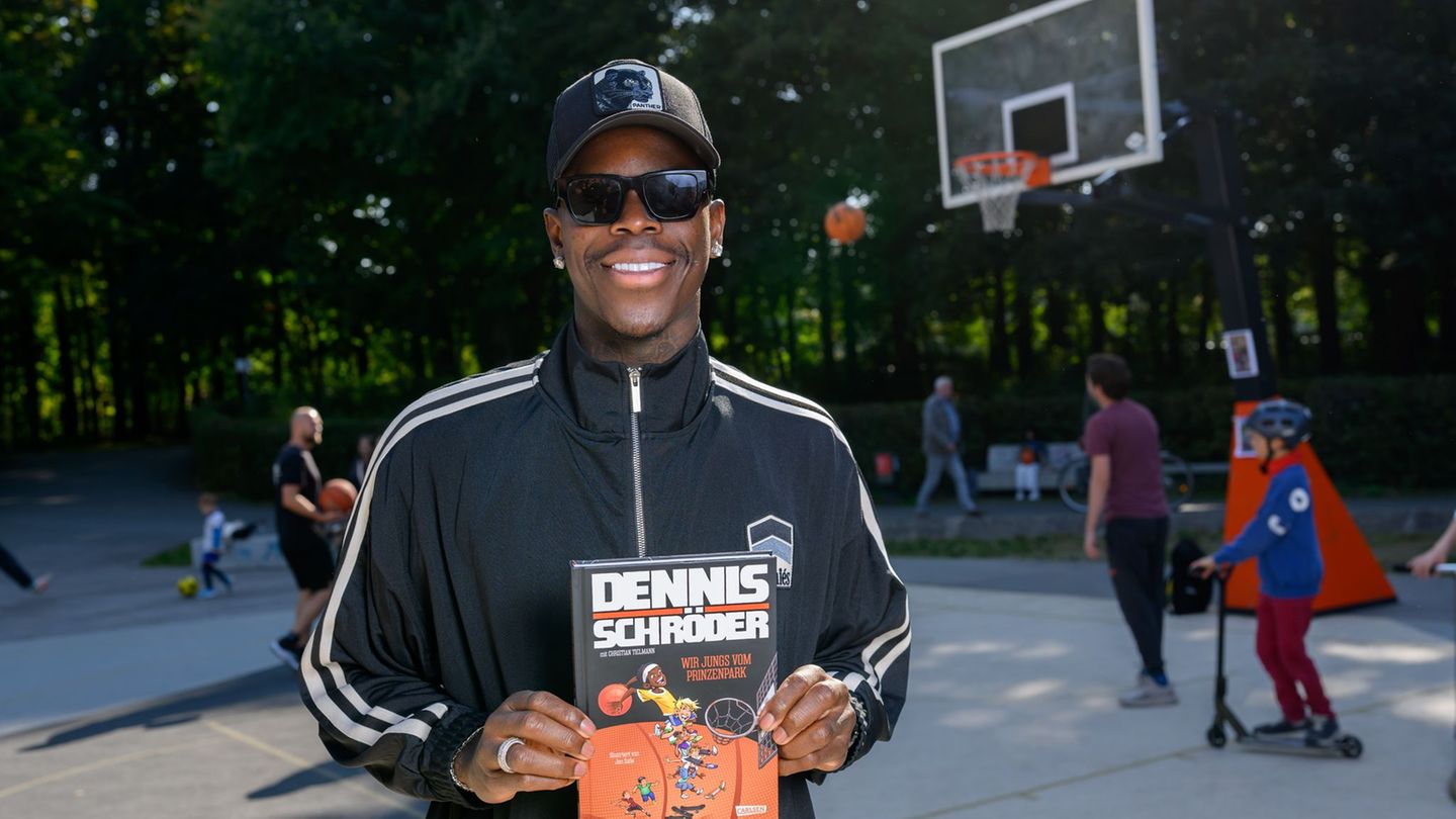 Dennis Schröder spricht im Braunschweiger Prinzenpark über sein Kinderbuch. Foto: Julian Stratenschulte/dpa