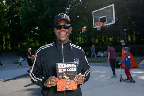 Dennis Schröder spricht im Braunschweiger Prinzenpark über sein Kinderbuch. Foto: Julian Stratenschulte/dpa